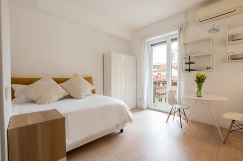Bed, Photo of the whole room, Seating area, air conditioner