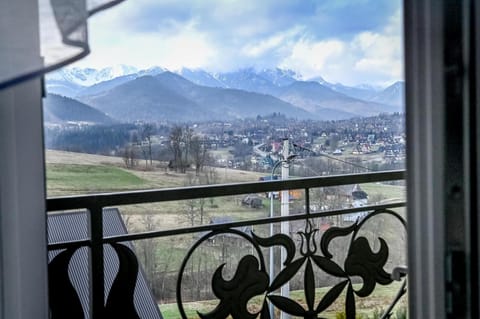 Balcony/Terrace, Mountain view