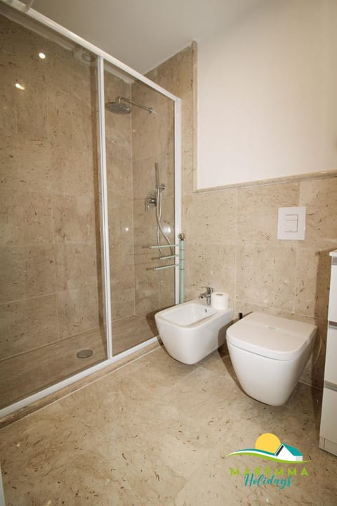 Shower, Toilet, Bathroom, bidet, towels