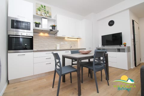 TV and multimedia, Kitchen or kitchenette, Dining area, dishwasher, oven, stove