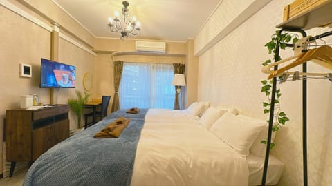 Bed, TV and multimedia, Bedroom