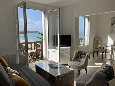 Les Pieds dans l'Eau Apartment in Granville