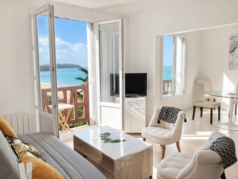 Communal lounge/ TV room, TV and multimedia, View (from property/room), Balcony/Terrace, Living room, Seating area, Dining area, Sea view