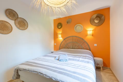 Bed, Photo of the whole room, Bedroom, internet