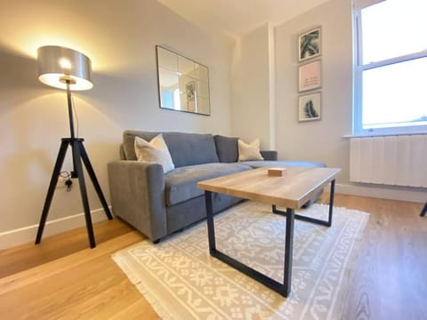 Modern Southampton City Centre Apartment with Superking Bed - Sleeps up to 4 Apartment in Southampton