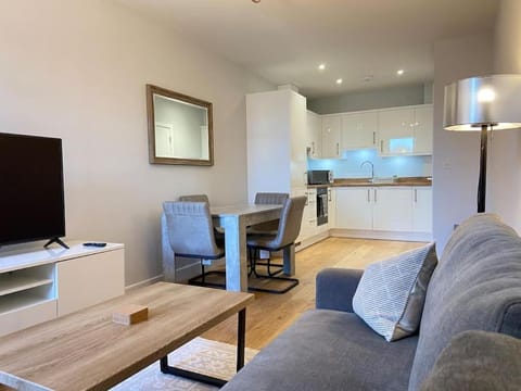 Modern Southampton City Centre Apartment with Superking Bed - Sleeps up to 4 Apartment in Southampton