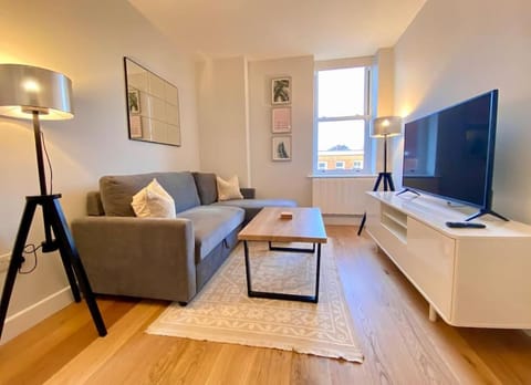 Modern Southampton City Centre Apartment with Superking Bed - Sleeps up to 4 Apartment in Southampton