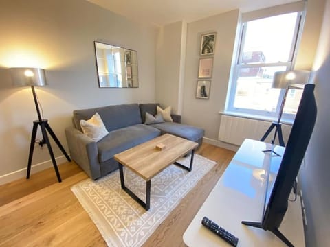 Modern Southampton City Centre Apartment with Superking Bed - Sleeps up to 4 Apartment in Southampton