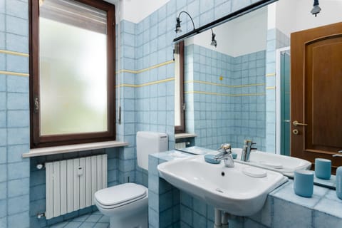 Spazioso trilocale 6 posti letto a 10 minuti da Torino con Box Auto Incluso Apartment in Piedmont