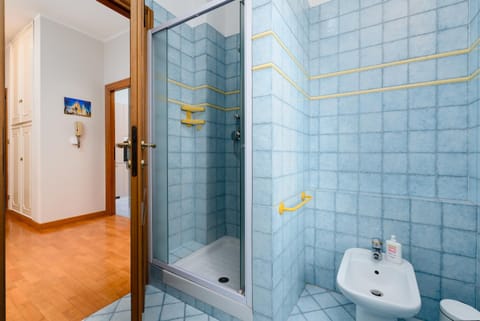 Spazioso trilocale 6 posti letto a 10 minuti da Torino con Box Auto Incluso Apartment in Piedmont