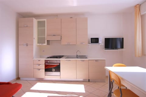 TV and multimedia, Kitchen or kitchenette, Dining area, dishwasher, oven, stove