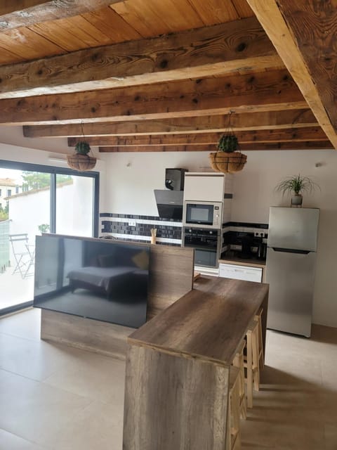 TV and multimedia, Kitchen or kitchenette, Living room, Seating area, microwave, oven, stove