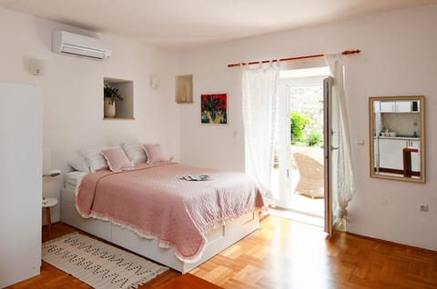 Bed, Balcony/Terrace, locker, air conditioner