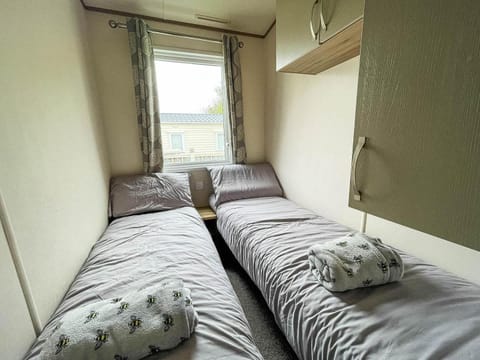 CaravanSleeps6-HotTub-Garden-WaterWonderland House in Tattershall