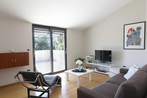 Communal lounge/ TV room, TV and multimedia, Living room, Seating area, Evening entertainment