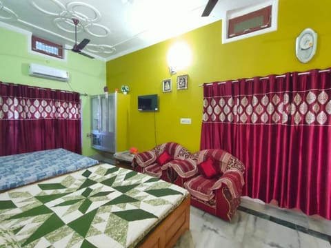Bed, TV and multimedia, Living room, Photo of the whole room, Bedroom, fireplace, air conditioner