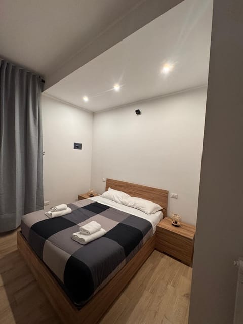 Bed, Bedroom, towels