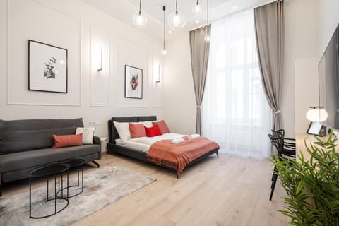 Bed, TV and multimedia, Living room, Photo of the whole room, Seating area, Bedroom, Family