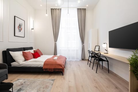 Bed, TV and multimedia, Photo of the whole room, Seating area, Bedroom
