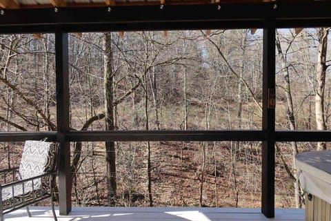 Nature's Nest - Woodsy Retreat w/ Renovated Deck & Hot Tub House in Falls Township