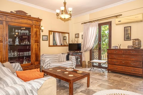 TV and multimedia, Living room, Seating area, air conditioner