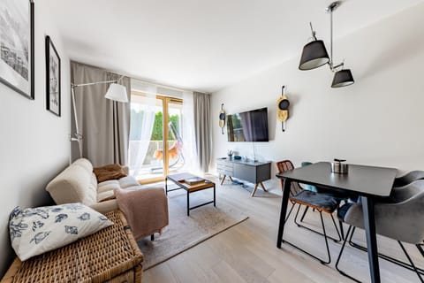 TV and multimedia, Living room, Seating area, Dining area, Evening entertainment