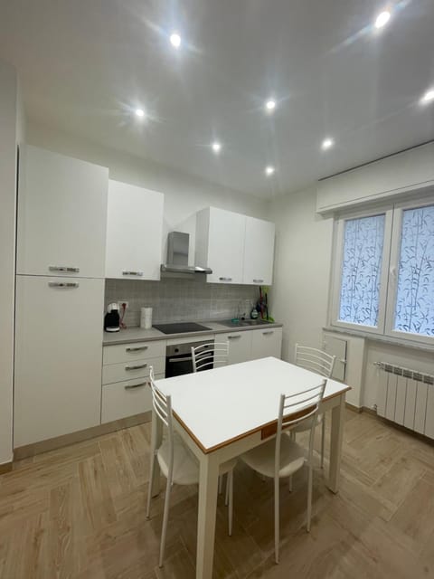 Kitchen or kitchenette, Dining area, pet friendly, stove