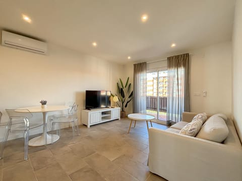 Property building, TV and multimedia, Dining area, Area and facilities, air conditioner