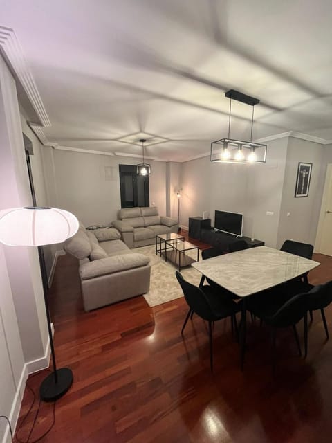 TV and multimedia, Living room, Seating area, Dining area
