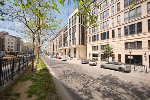 Property building, Day, Neighbourhood, City view, Location, Parking