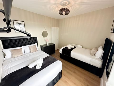 Photo of the whole room, Bedroom, towels