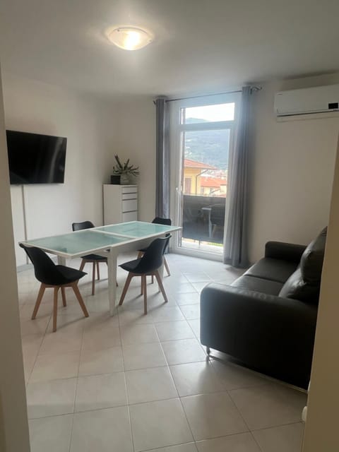 Communal lounge/ TV room, TV and multimedia, Living room, Seating area, Dining area