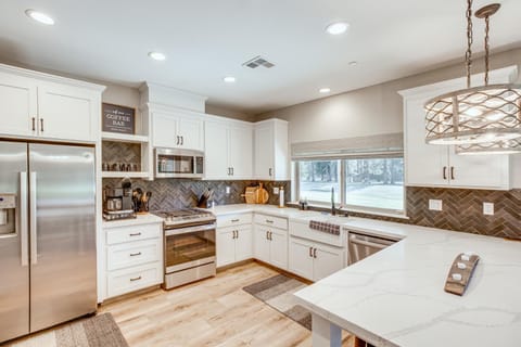 Game Room and Pool Access Spacious Cabin in Arnold Cabin in Arnold