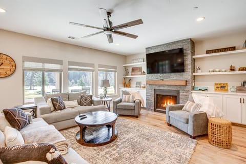 Game Room and Pool Access Spacious Cabin in Arnold Cabin in Arnold