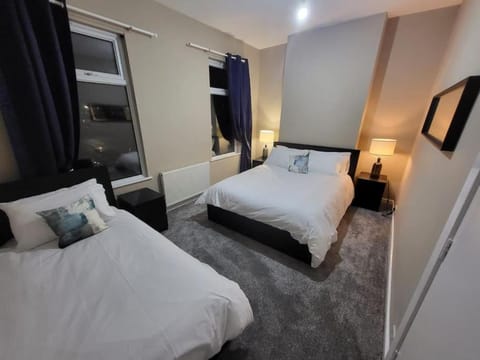 4 Bedrooms, 8 min to Manchester City! House in Salford