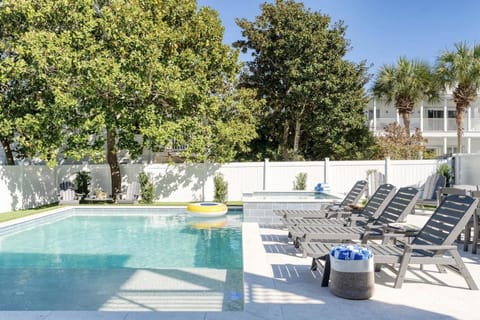 Crystal Blue~Sleeps 28~Heated Pool~Golf Cart House in Destin