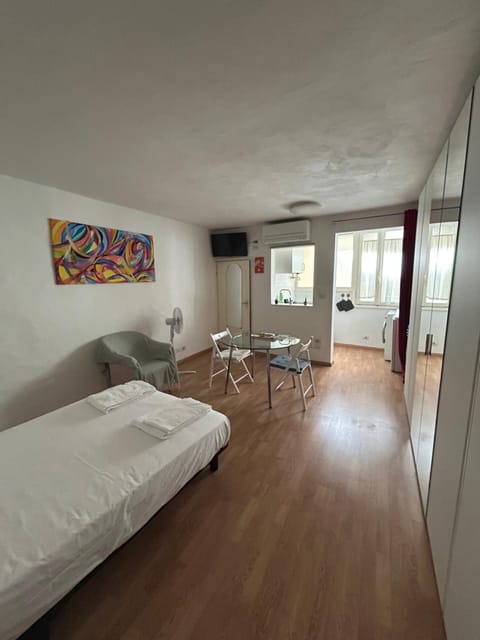 TV and multimedia, Living room, Photo of the whole room, Bedroom