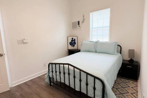 Charming 2BR! Close to FQ & Bourbon st. Apartment in Warehouse District