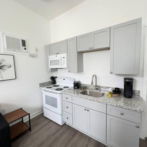 Charming 2BR! Close to FQ & Bourbon st. Apartment in Warehouse District