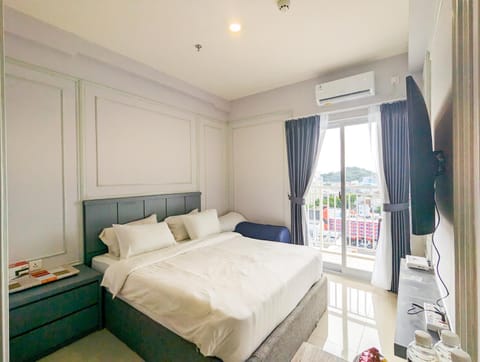 Bed, TV and multimedia, Photo of the whole room, Bedroom, towels, air conditioner