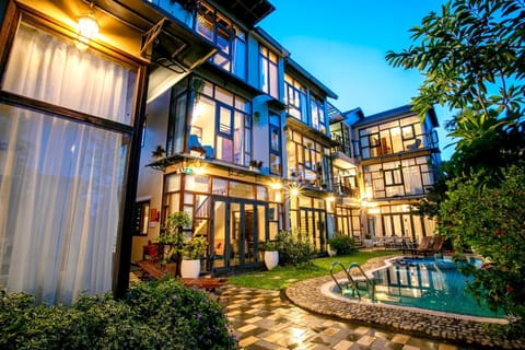 Property building, Pool view