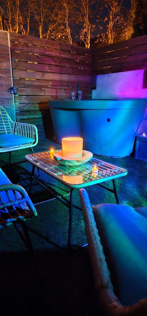 Garden, Hot Tub, Living room