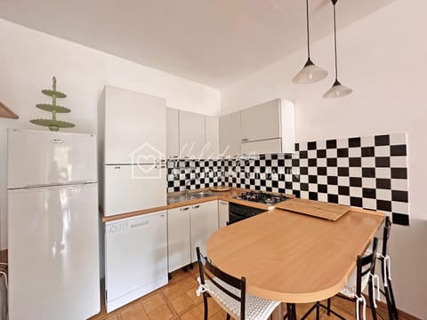 Kitchen or kitchenette, Dining area, oven, stove