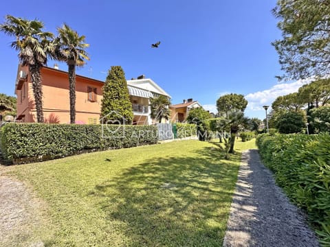 Property building, Spring, Day, Natural landscape, Garden, Garden view