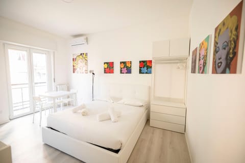 Bed, Living room