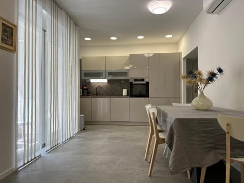 Kitchen or kitchenette, Dining area, dishwasher, pet friendly, stove