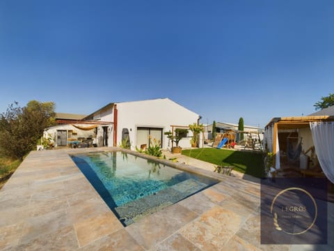 Property building, Day, Pool view, Swimming pool