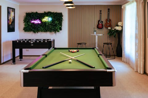 Billiard, Game Room