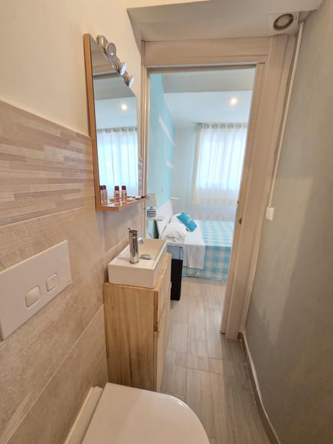 Toilet, Bathroom, bidet, towels