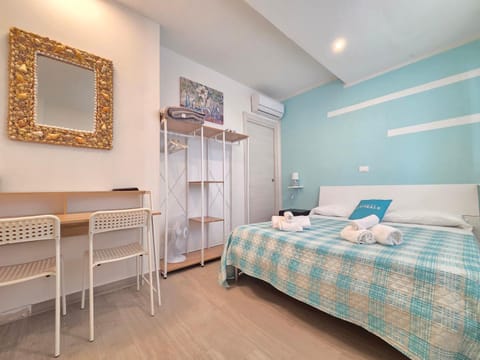 Photo of the whole room, Bedroom, wardrobe, air conditioner